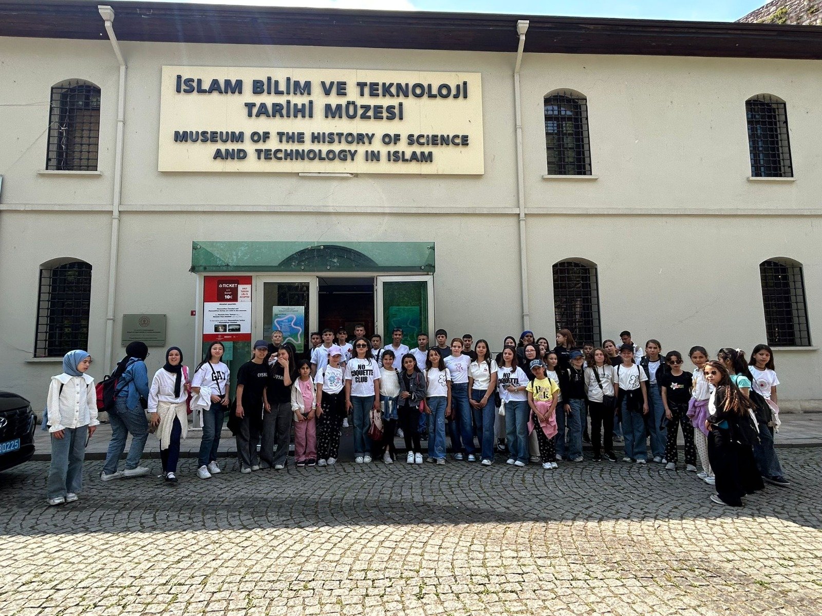Tur grubumuz İslam Bilim ve Teknoloji Tarihi Müzesi önünde