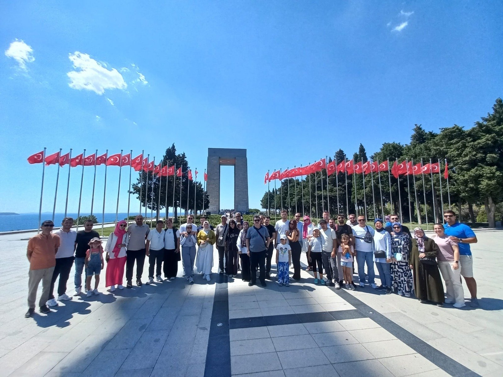 Tur grubumuz bayraklarla çevrili anıt önünde