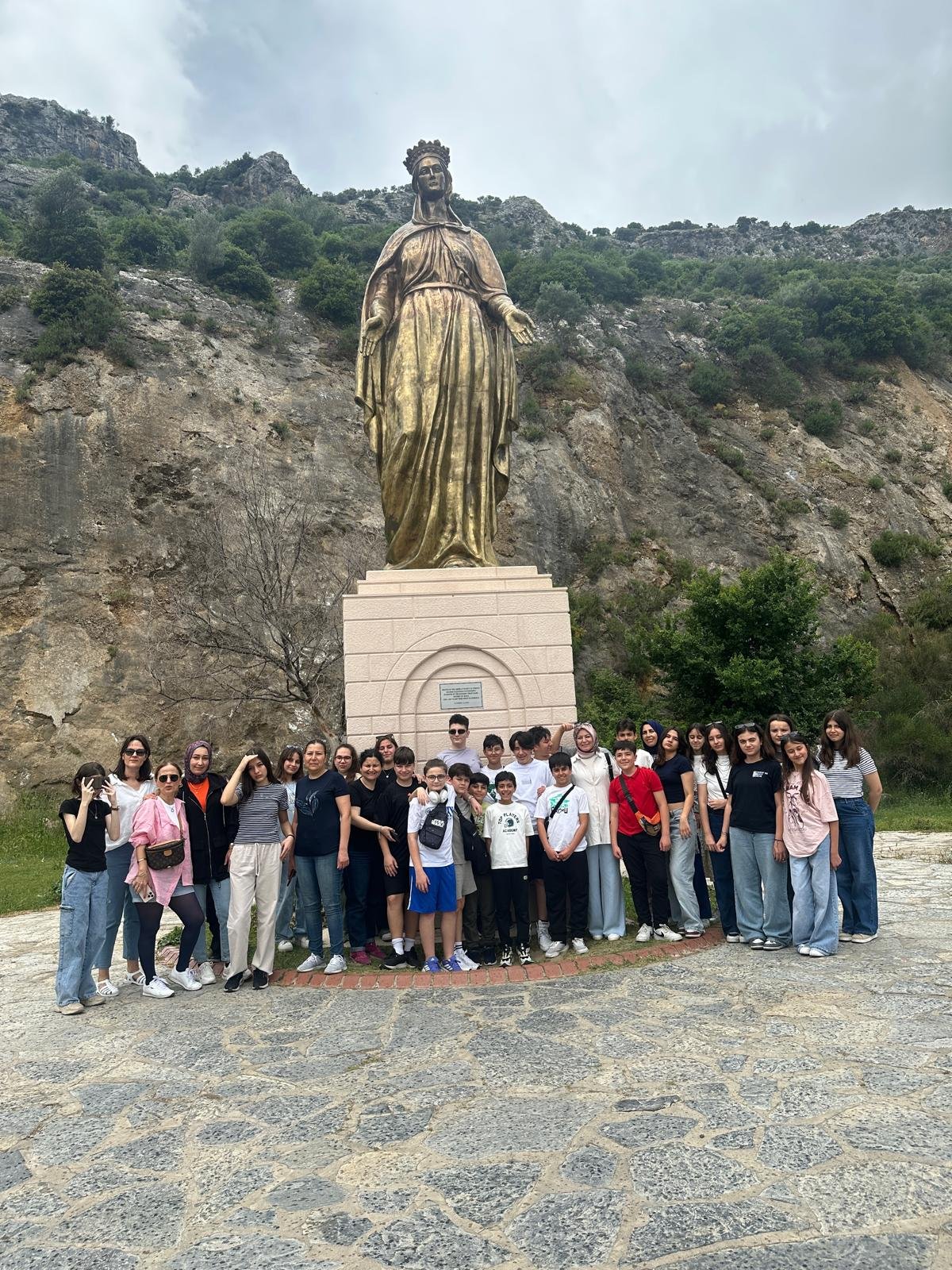 Tur grubumuz anıt heykelin önünde