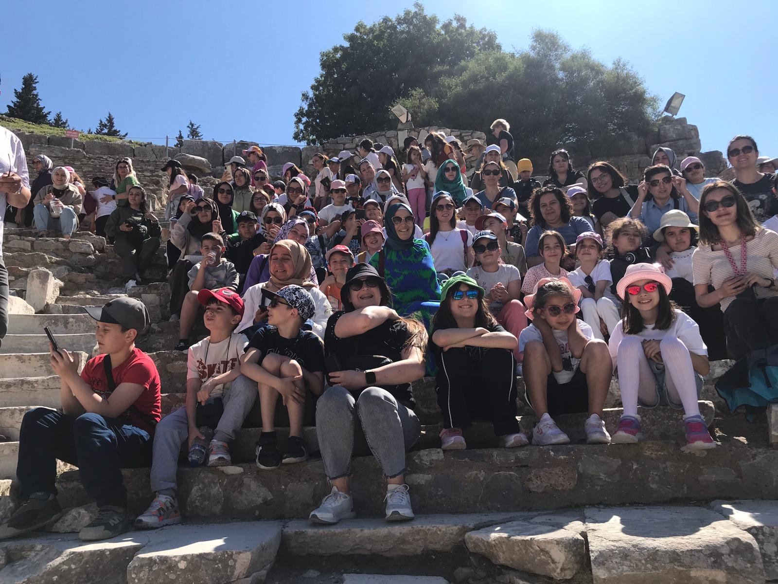 Misafirlerimiz antik tiyatro basamaklarında