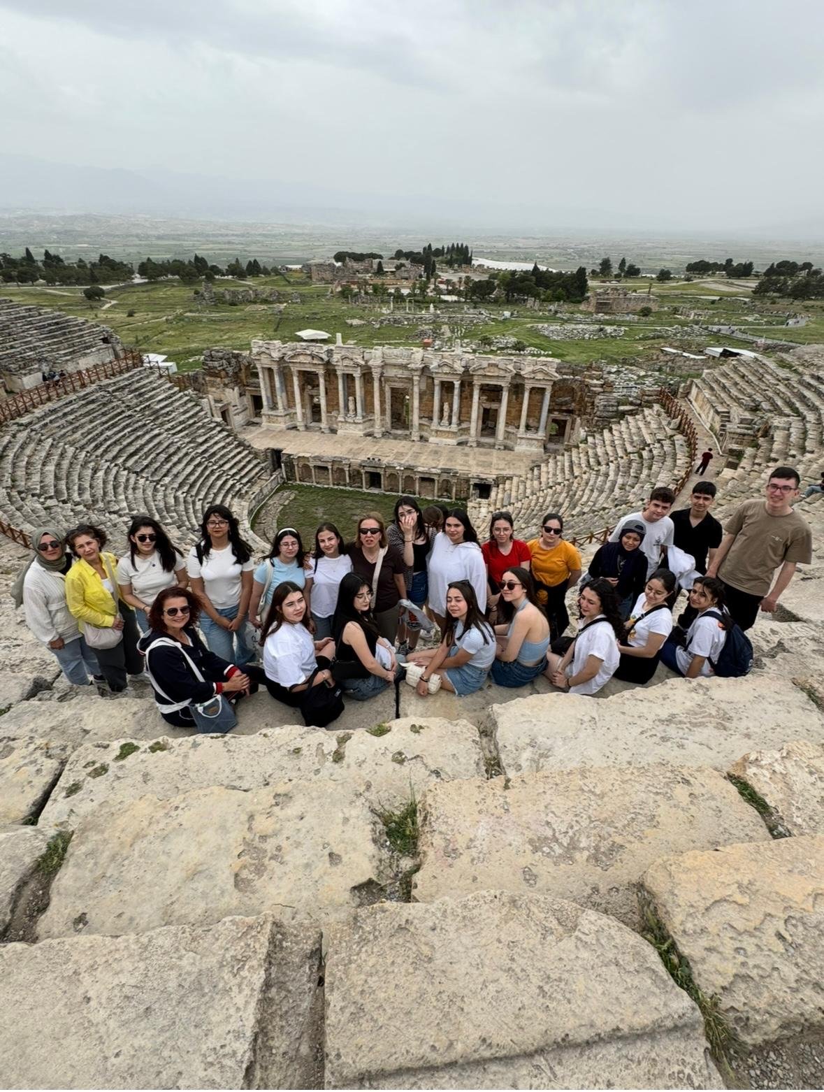 Tur grubumuz antik tiyatro kalıntıları önünde