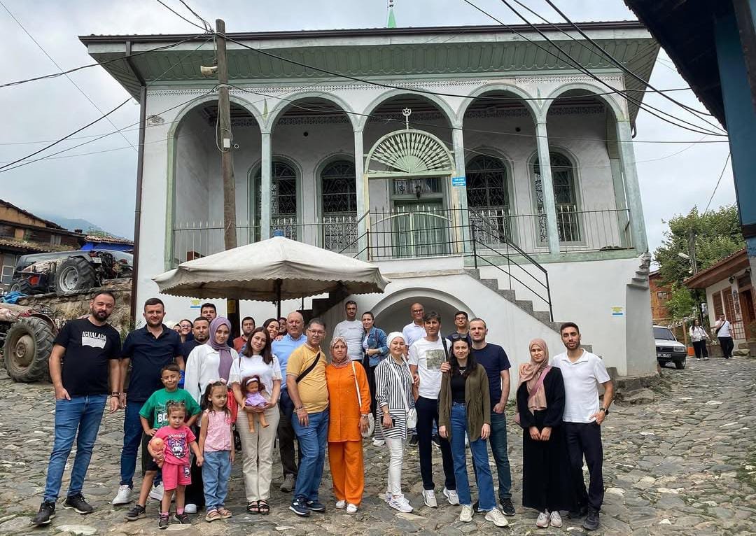 Misafirlerimiz tarihi bir konağın önünde