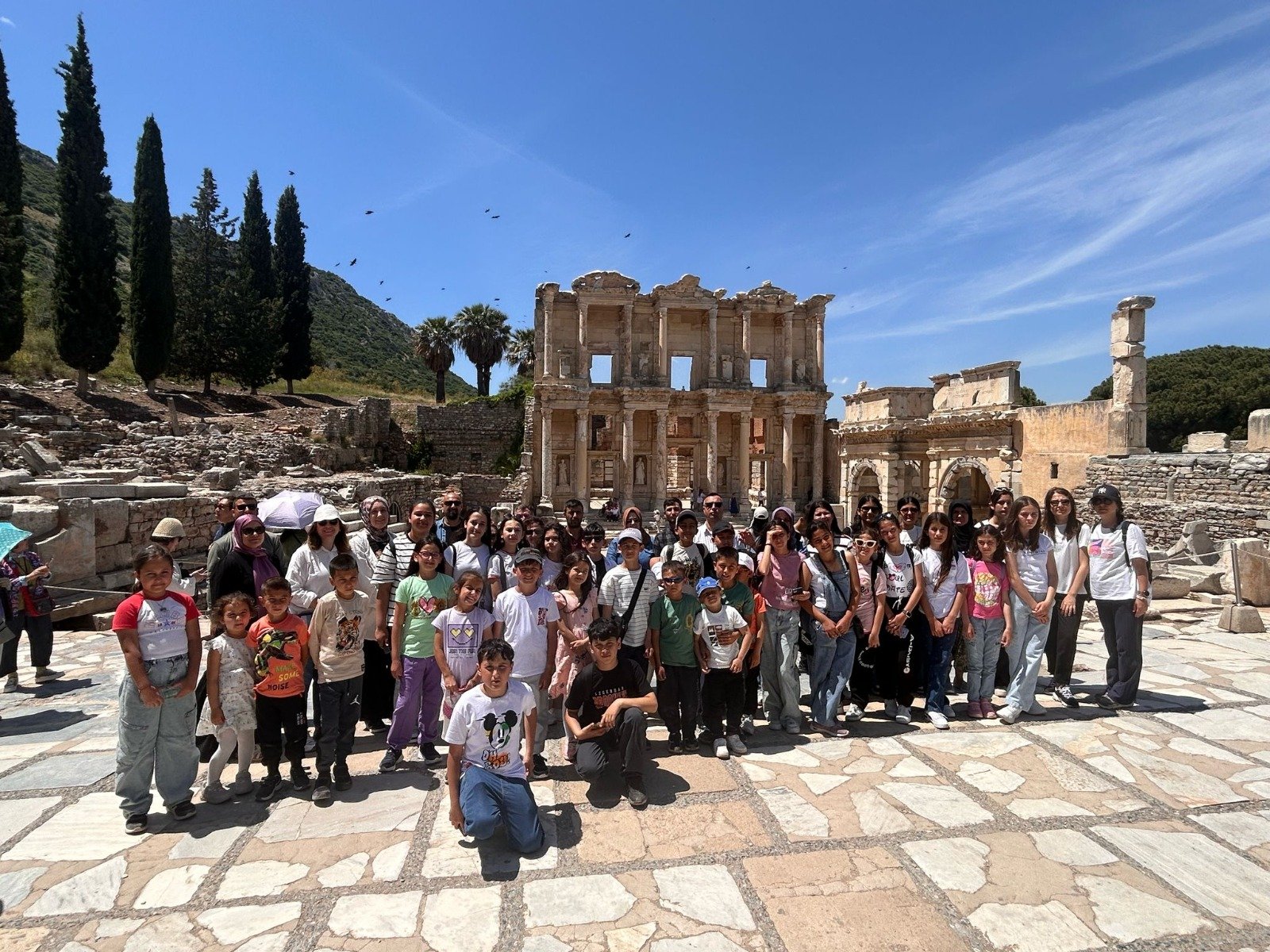 Tur grubumuz Efes Celsus Kütüphanesi önünde