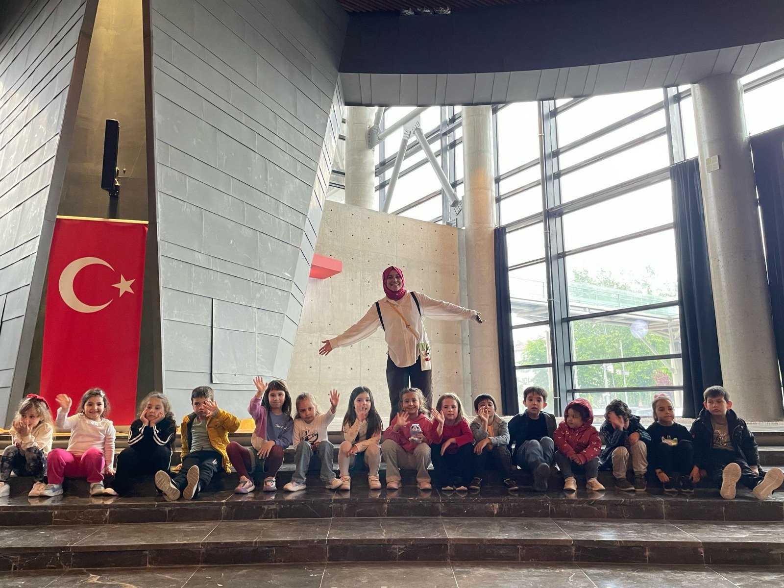 Müze içinde Türk bayrağı önünde hatıra karesi