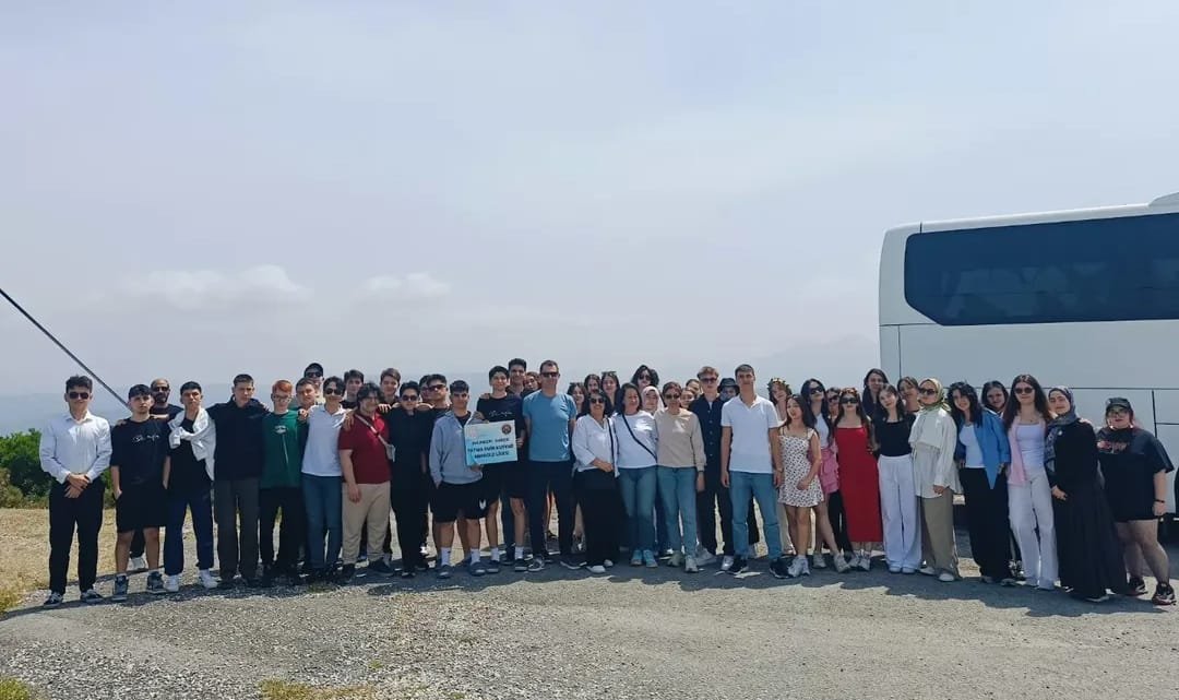 Tur kafilemiz otobüsümüzün yanında toplu halde