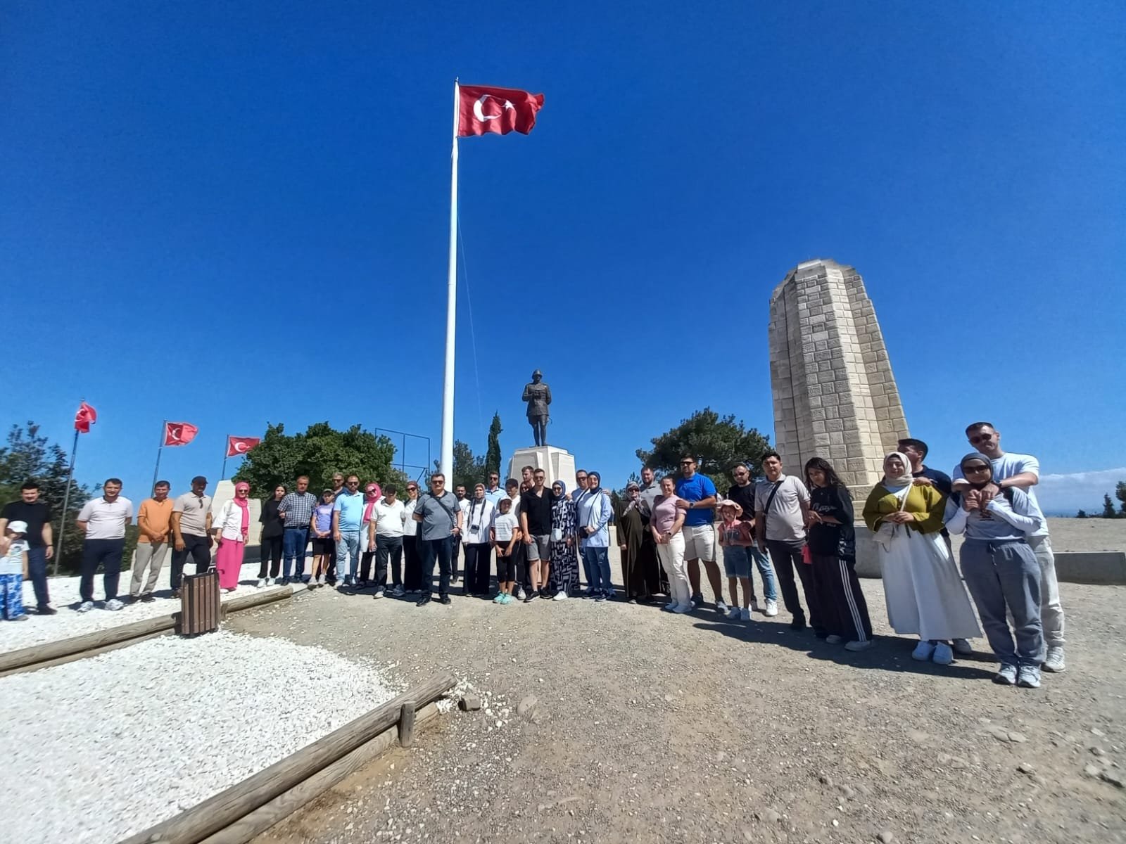 Tur grubumuz bayrak direği ve şehitlik anıtı önünde